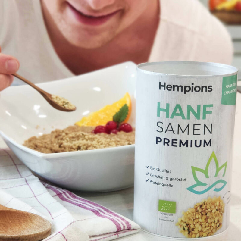 Hanfsamen Premium Packung und gestreut auf Teller